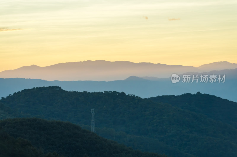 黄昏时分山峦与电塔景观