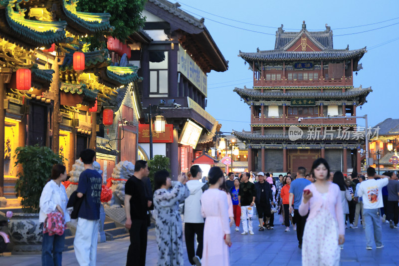 山西大同鼓楼重阳宫仿古建街道人群