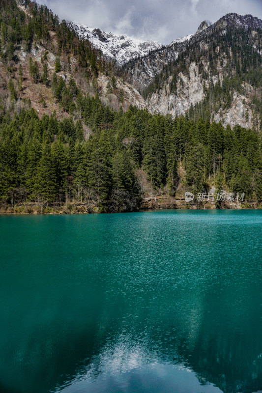 九寨沟的清澈湖水景观