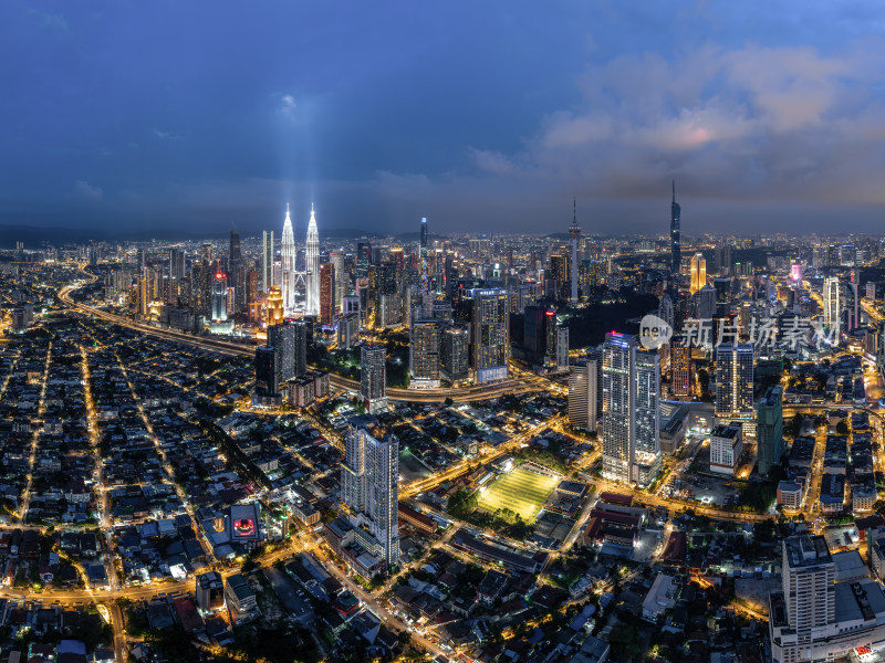 马来西亚吉隆坡莫迪卡石油双子塔日落夜景