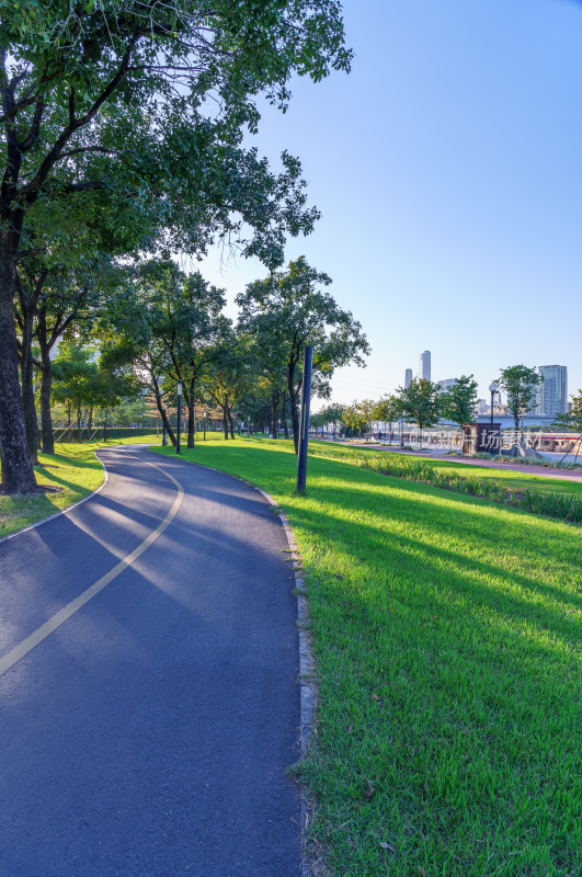 广州琶洲珠江岸公园绿地草坪与休闲步道