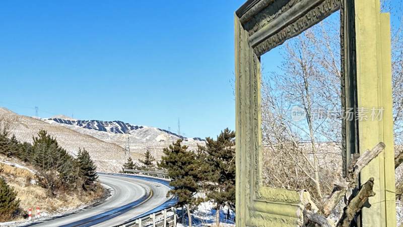 大雪后的道路和农村雪景