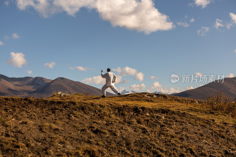 蓝天白云山峰云雾太极拳