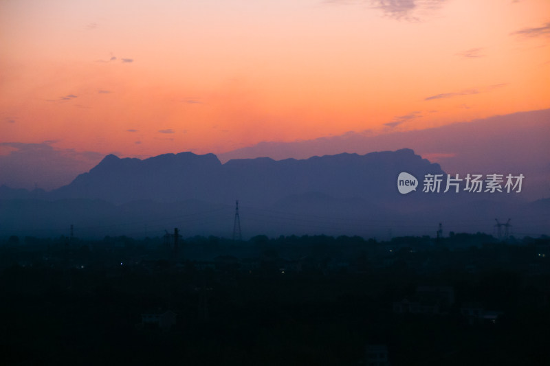 落日余晖下的山峦剪影