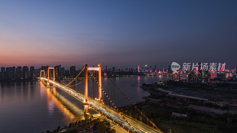 夜色中灯火辉煌的城市大桥鹦鹉洲长江大桥