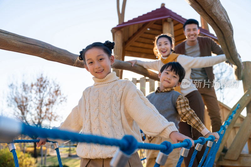 年轻夫妻带着孩子在公园玩耍