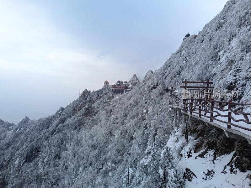 老君山雪景-被雪覆盖的山间栈道与建筑