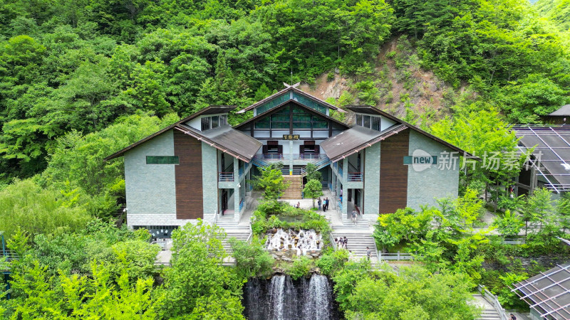 航拍湖北神农架官门山景区生物馆