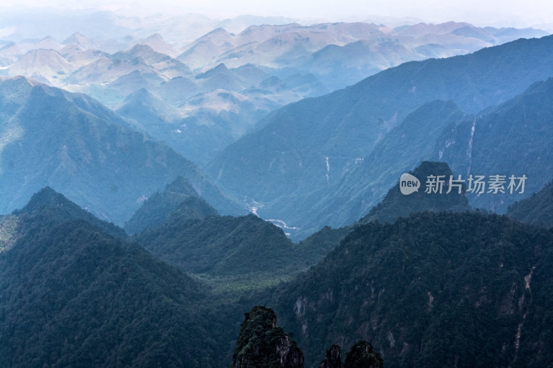 群山连绵的壮丽自然风光