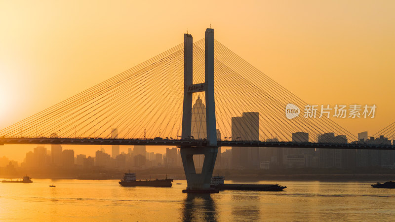 夕阳下的武汉长江二桥与江面船舶景象