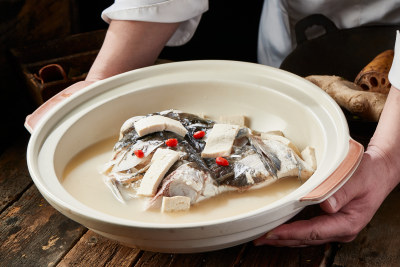 浓香野生鲢鱼头豆腐汤