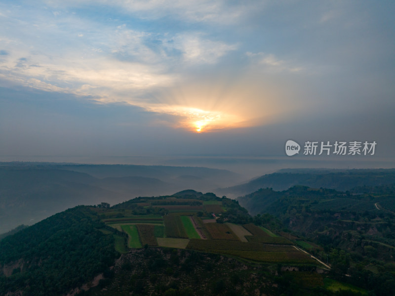 西北山巅日出云海航拍