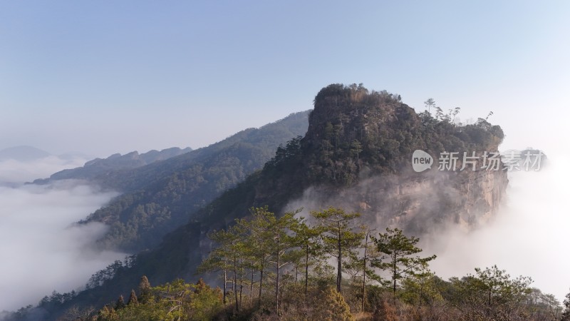 云雾缭绕的山间风光全景图