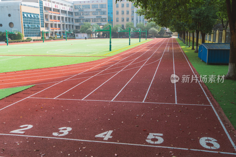 清晨的操场跑道