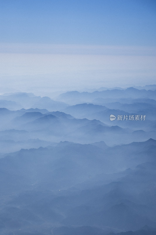 天空窗户外的山间云雾