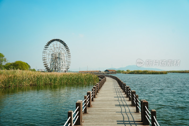 太湖湖滨国家湿地水车与栈道