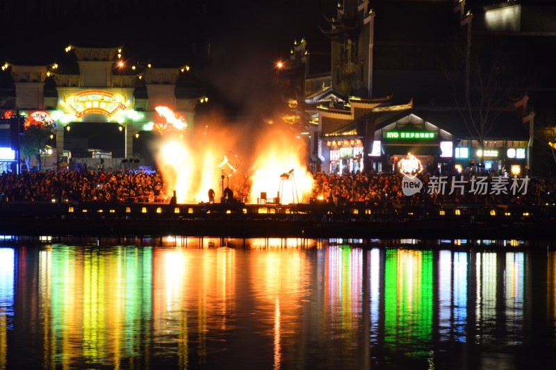 长沙铜官窑夜间湖边打铁花景观