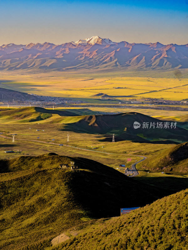 落日下的祁连山