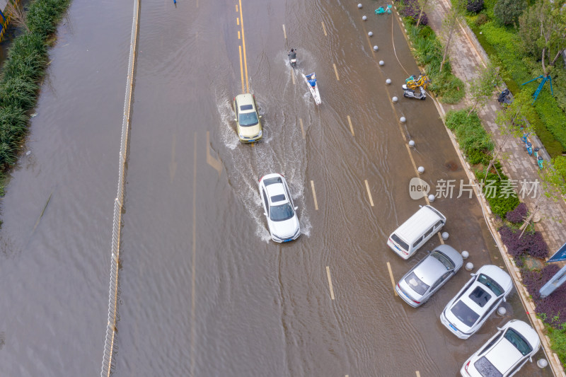 雨后积水的城市道路