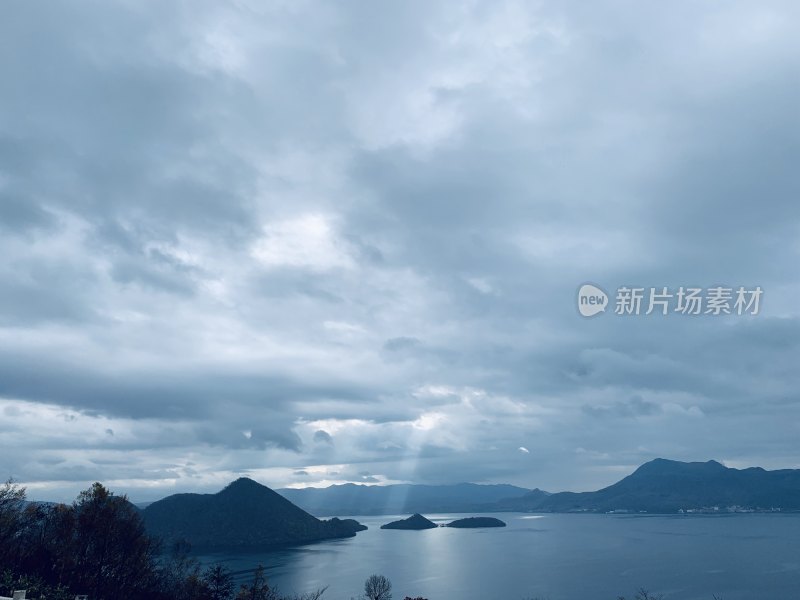 阴云笼罩下的山水景观全景