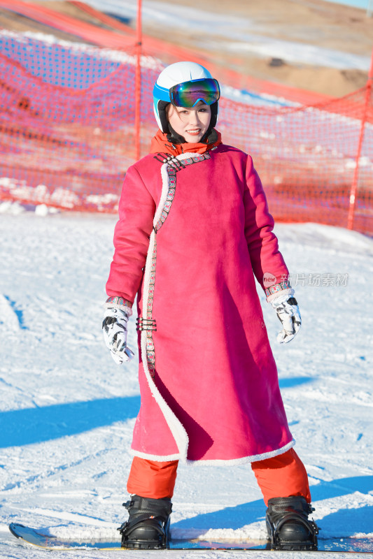 在滑雪场进行滑雪运动的年轻女性