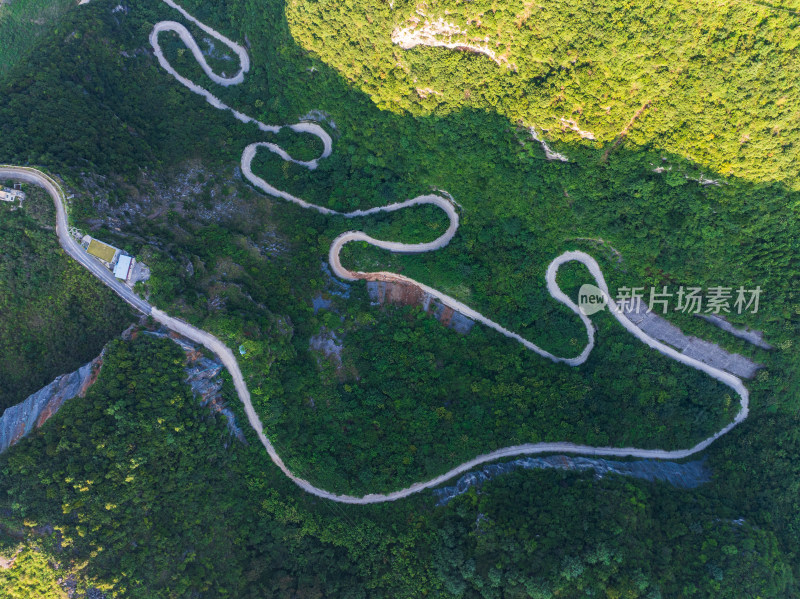 乌蒙山深处盘山公路