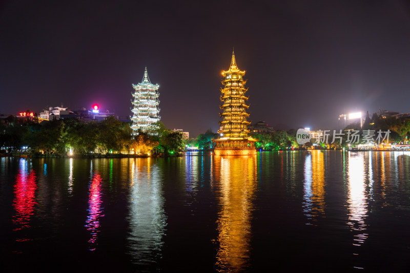 广西桂林日月双塔夜景