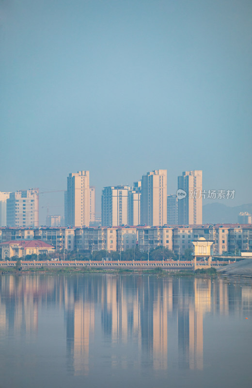 山东济宁邹城孟子湖城市建筑倒影景观