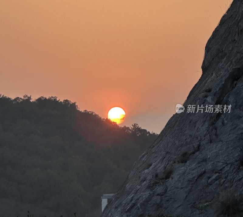 山间日落时分太阳与岩石的景象小冰岛