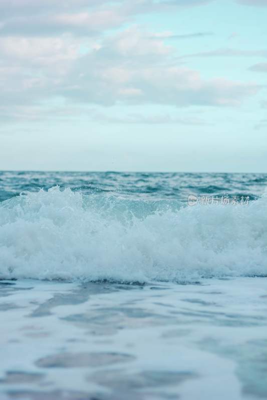 海浪波涛汹涌浪花巨浪浪潮汹涌