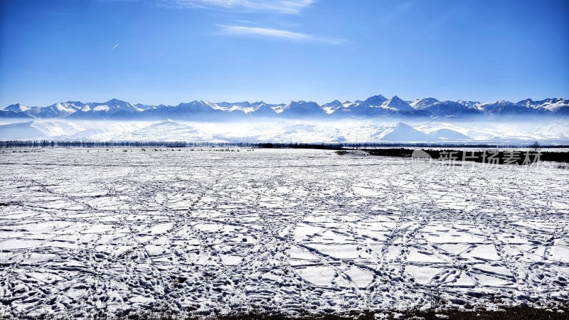 辽阔雪地上的连绵雪山之景