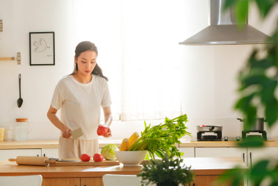 青年女人在厨房里做饭