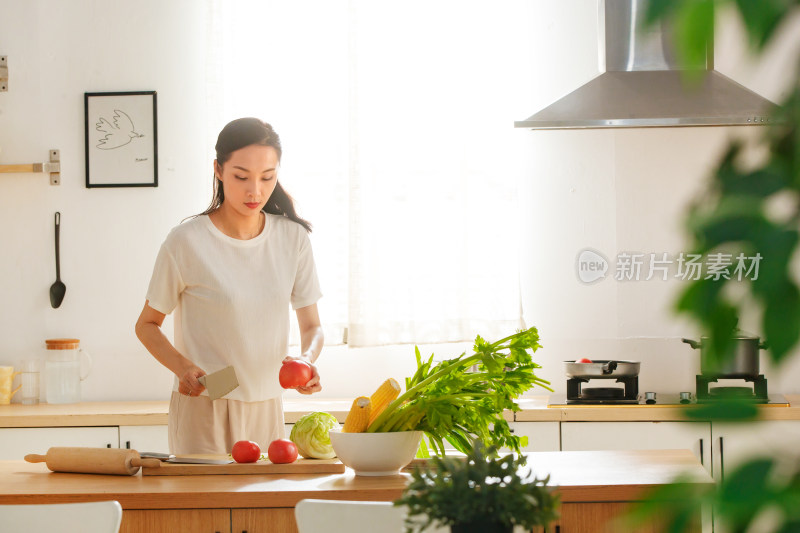 青年女人在厨房里做饭