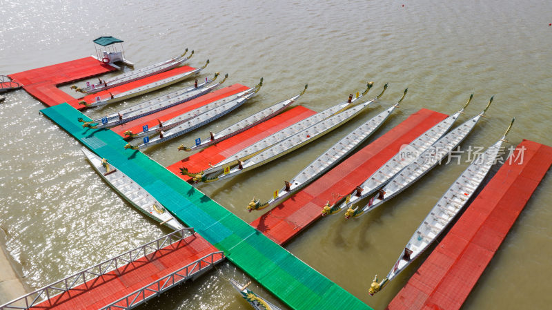 端午节河流水面上等待比赛的龙舟空镜头