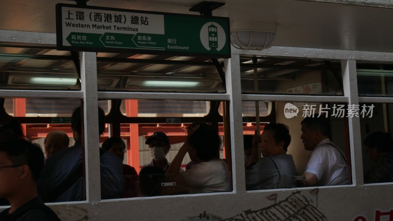 香港电车内乘客及站点指示牌