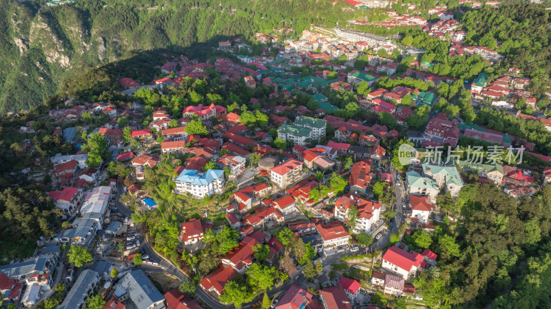 庐山风光枯岭镇特色建筑山顶小镇的壮丽景色