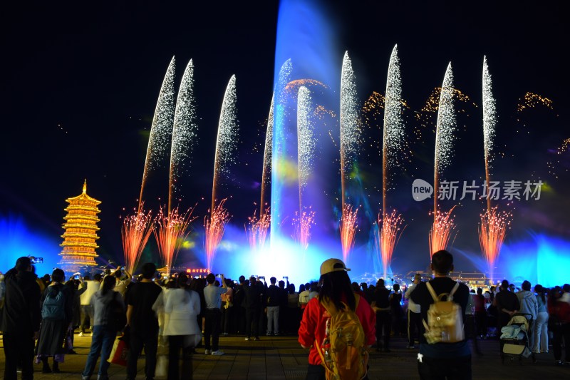 长沙铜官窑人群观赏烟花与塔楼夜景