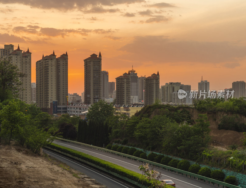 陕西渭南，连霍高速旁夕阳下的城市风光