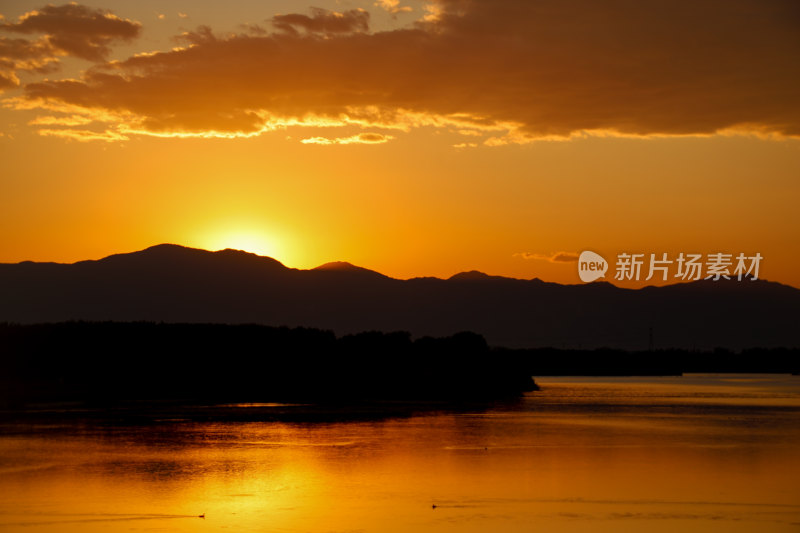 山水间夕阳西下美景