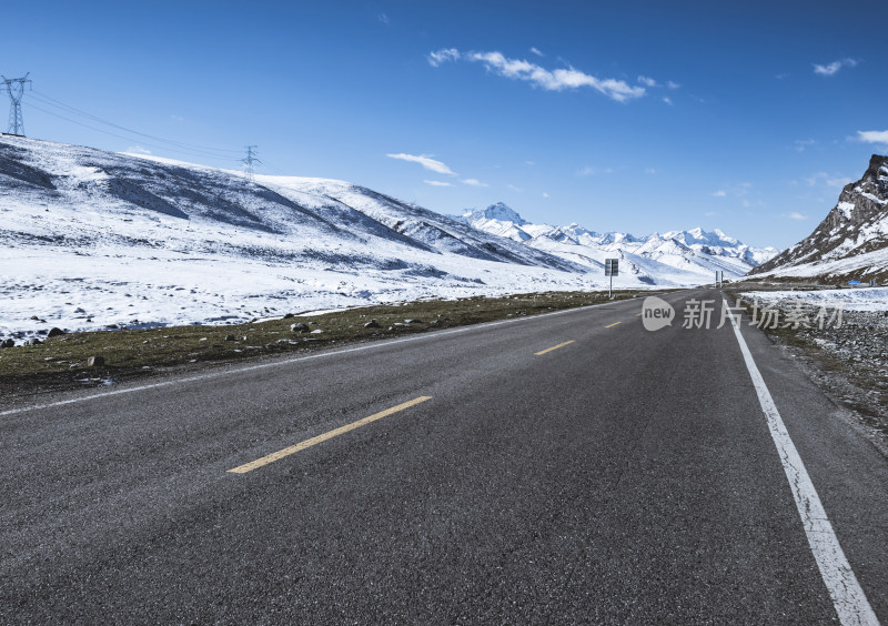 雪山旁的公路风景