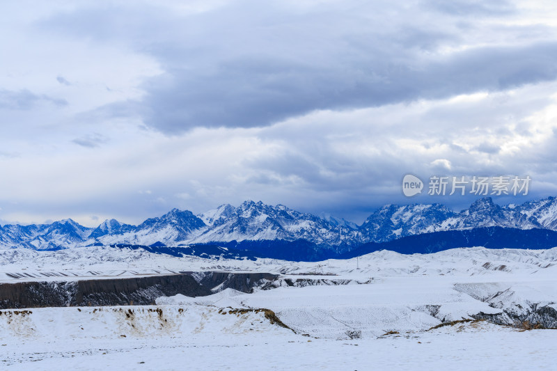 中国新疆阿勒泰冬季雪景茫茫雪原与雪山