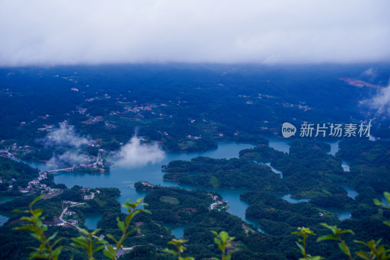 雾锁山峦水库全景