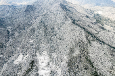 蓝天白云丘陵山川雪景航拍图