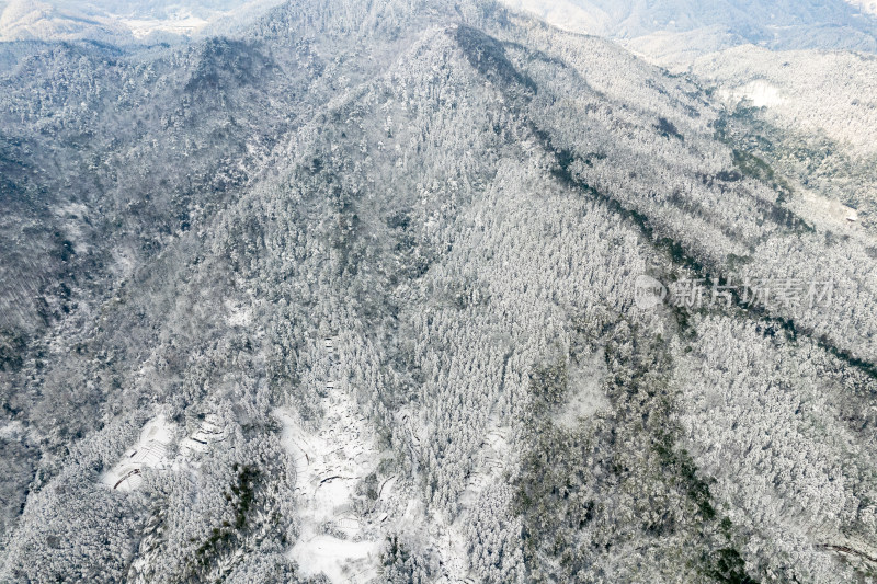 蓝天白云丘陵山川雪景航拍图