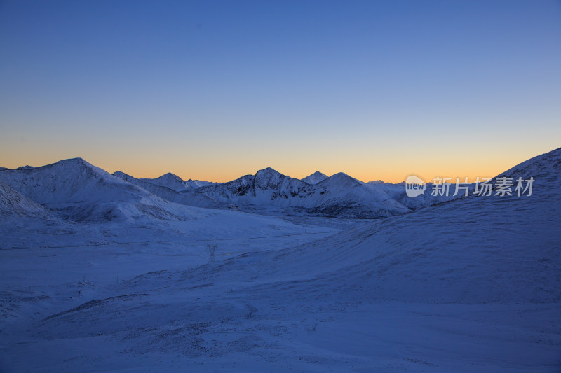 中国西藏冬季雪景米拉山口雪山蓝天