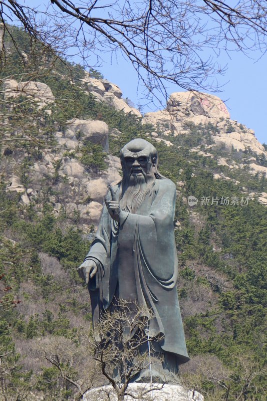 山间的老子雕像景观