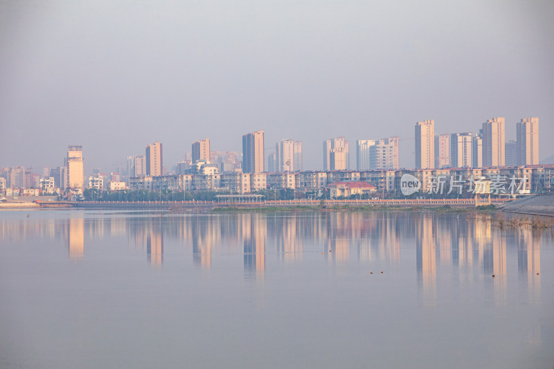 山东济宁邹城孟子湖城市建筑倒影景观