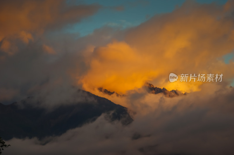 云南玉龙雪山日落时分云雾中的自然风景