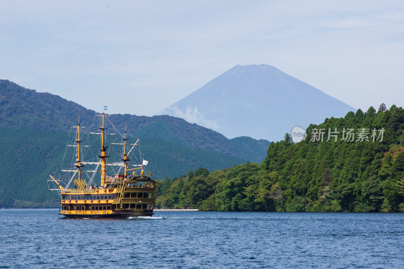 日本箱根芦之湖上的仿古游船