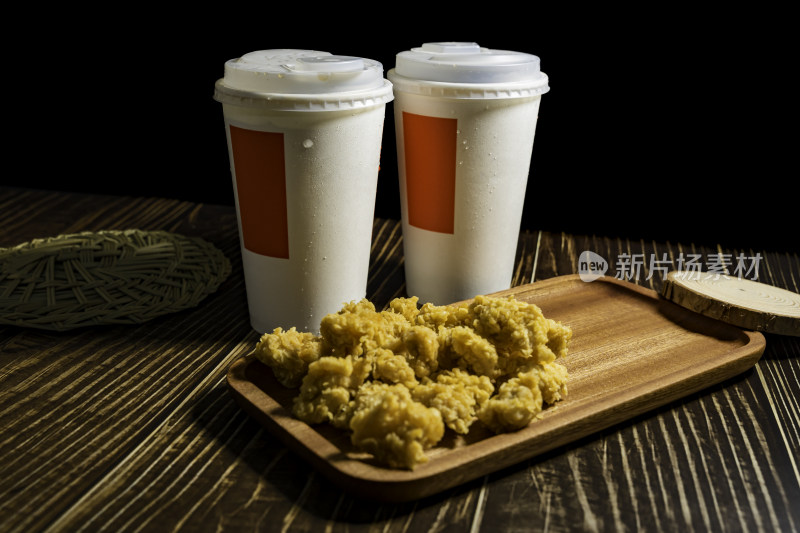 木制案板上的特色饮品奶茶及配料展示